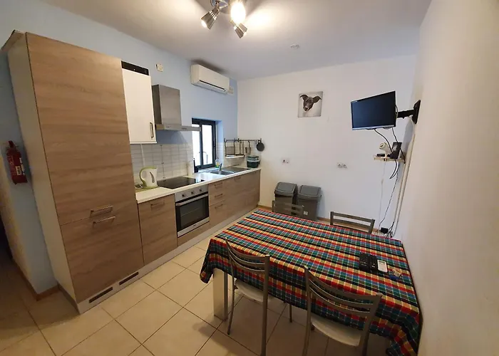 Cosy Close To Seafront A/C & Free W-Ifi